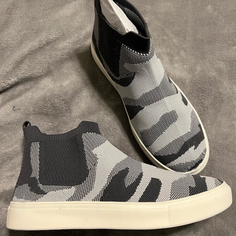Slip on tennis shoes